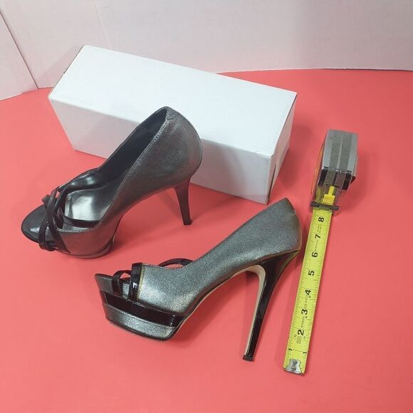 Women’s BAKERS SZ 8B  High Stiletto Heel  Peep Toes  pole shoes Silver/Black - Picture 7 of 12